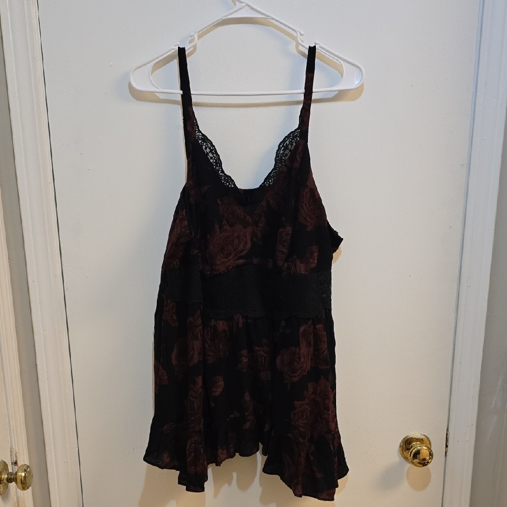 Torrid 1x Black and Red Lace Crinkle Babydoll Cami